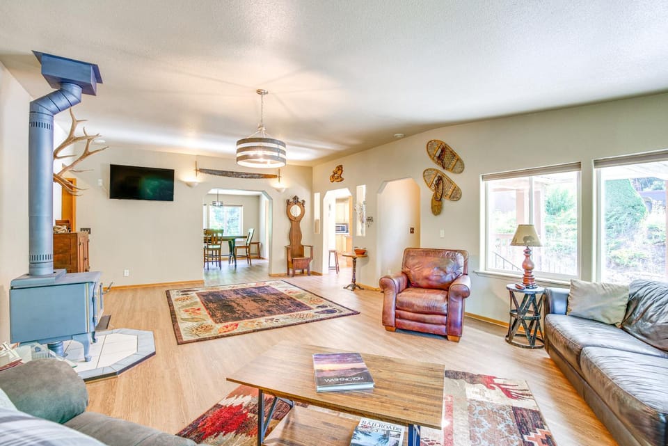 11 Acres of Adventure! Woodsy Mead Stay w/ Trails House in Washington