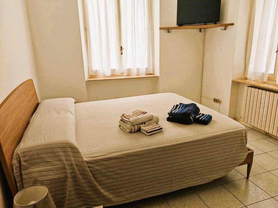 Bed, TV and multimedia, towels