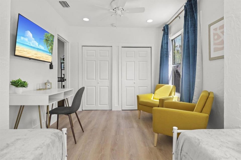 3 BD House in-law Apt - Palm Wave Stays House in West Palm Beach