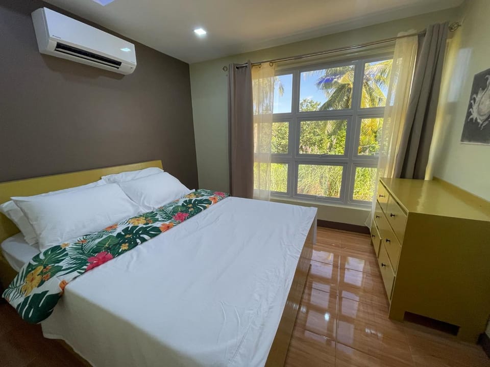 Bed, Photo of the whole room, Bedroom, air conditioner