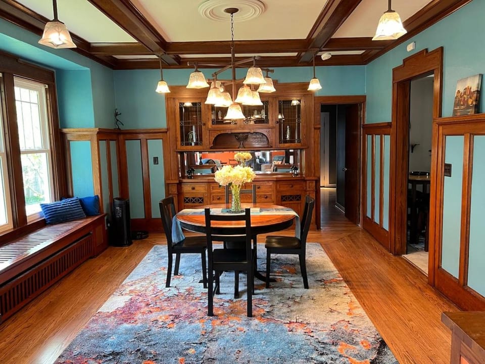 CRAFTSMAN'S MAIN FLOOR with huge DECK! Apartment in Minnesota