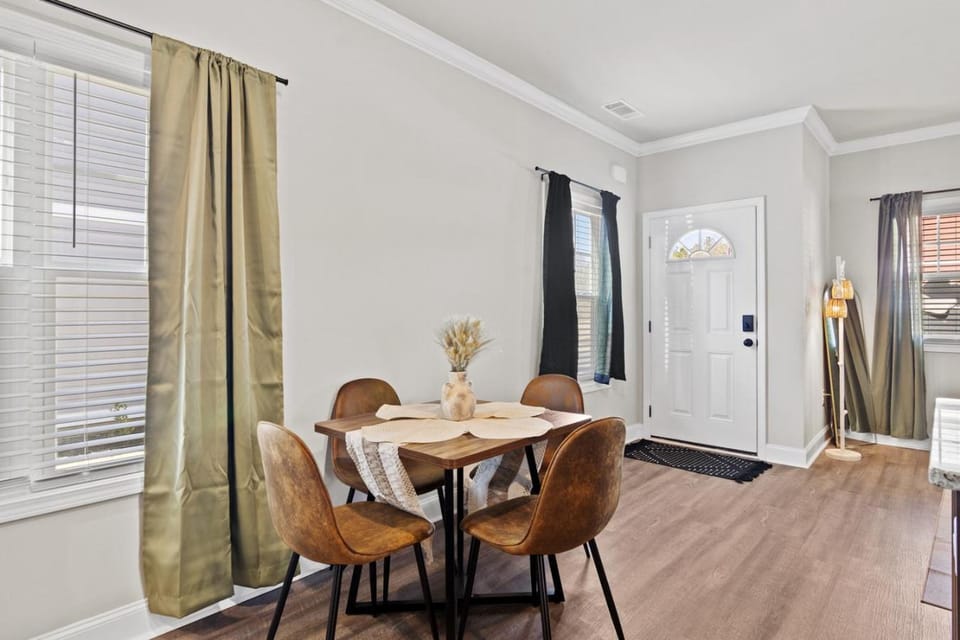 Seating area, Dining area