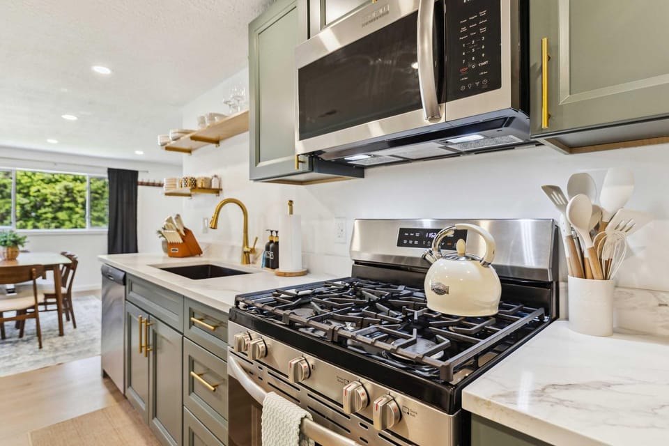 Charming 3-Bedroom - Hot Tub & Game Room House in Vermilion