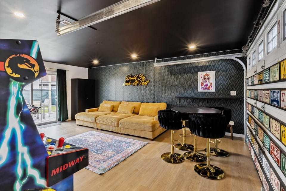 Charming 3-Bedroom - Hot Tub & Game Room House in Vermilion