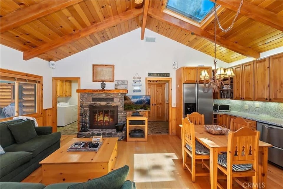 Sunshine Lake Cabin - Lake Views Hot Tub Cabin in Big Bear