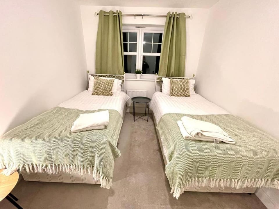Churchill House 3 Bedroom Sleeps 6 Free Parking Apartment in Cotswold District