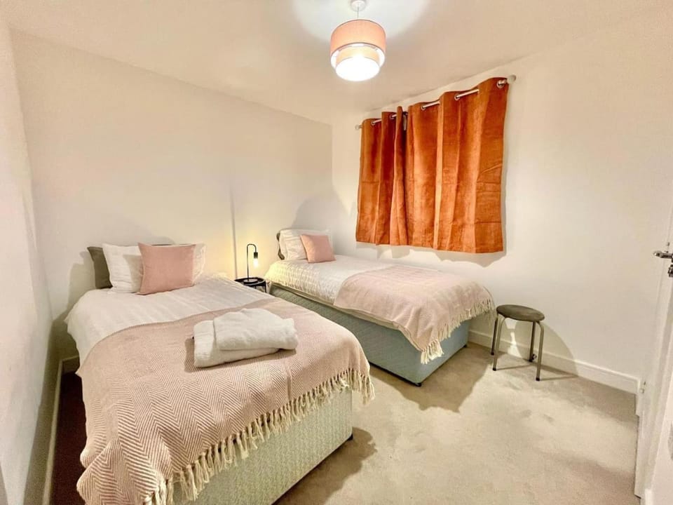 Churchill House 3 Bedroom Sleeps 6 Free Parking Apartment in Cotswold District