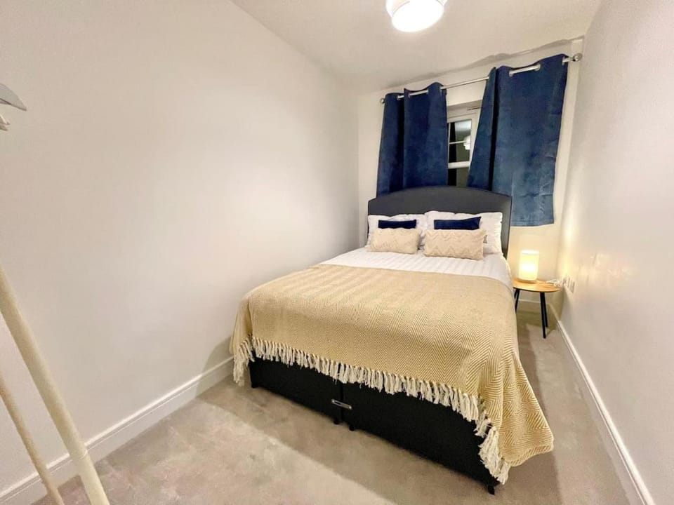 Churchill House 3 Bedroom Sleeps 6 Free Parking Apartment in Cotswold District