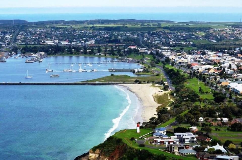 Neighbourhood, Natural landscape, Bird's eye view, Beach, City view, Sea view, Location