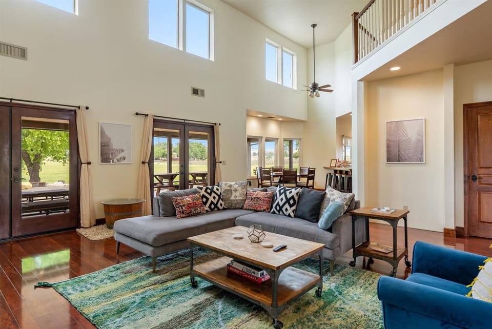 Hive House Castoro Luxury Winery Stay EV House in Templeton
