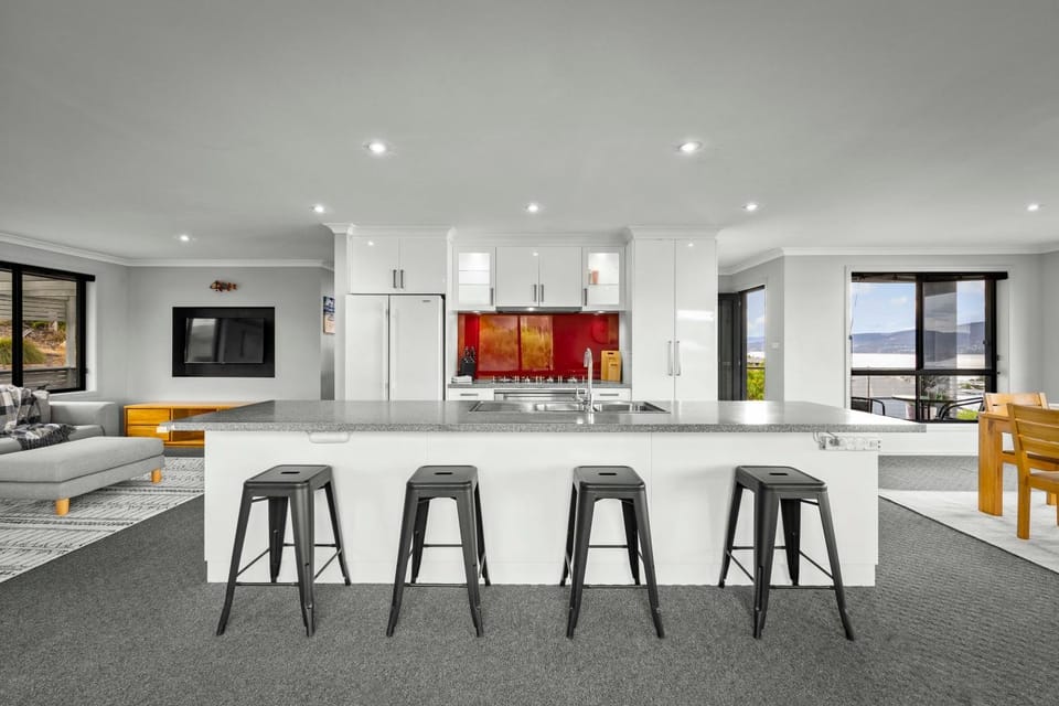 4 Bedroom House - Gorgeous View House in Tasmania