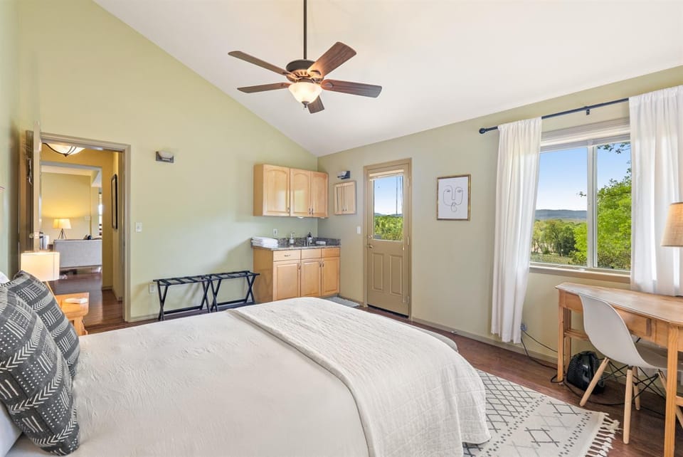 Hive Vista Castoro Vineyard View Stay EV House in Templeton