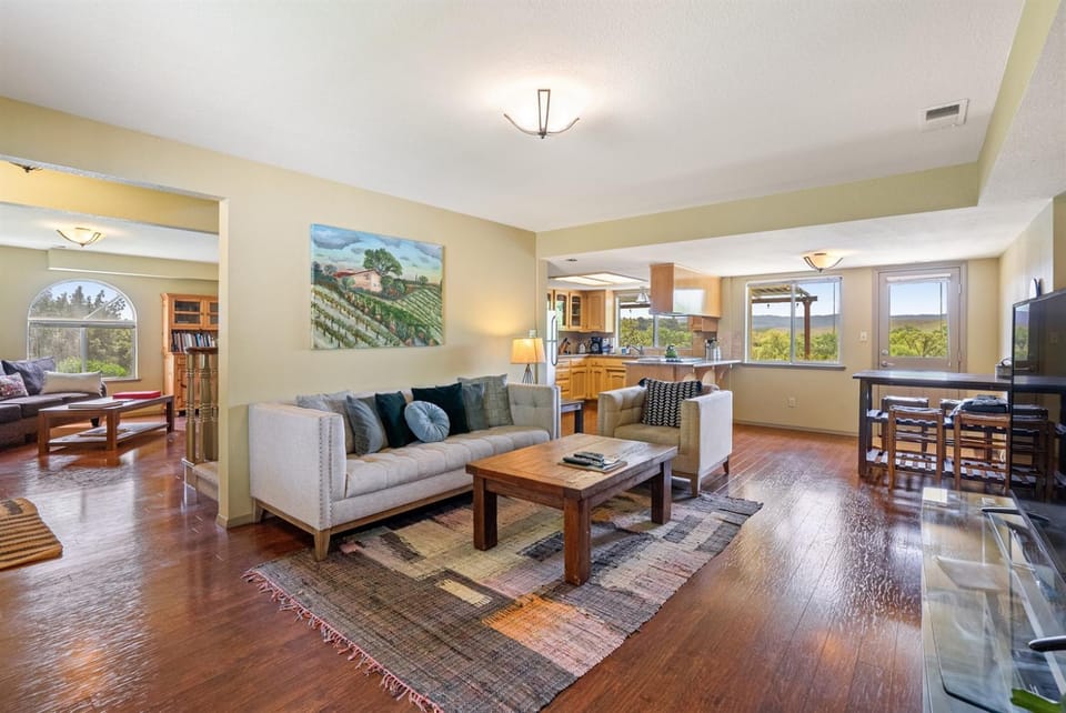 Hive Vista Castoro Vineyard View Stay EV House in Templeton