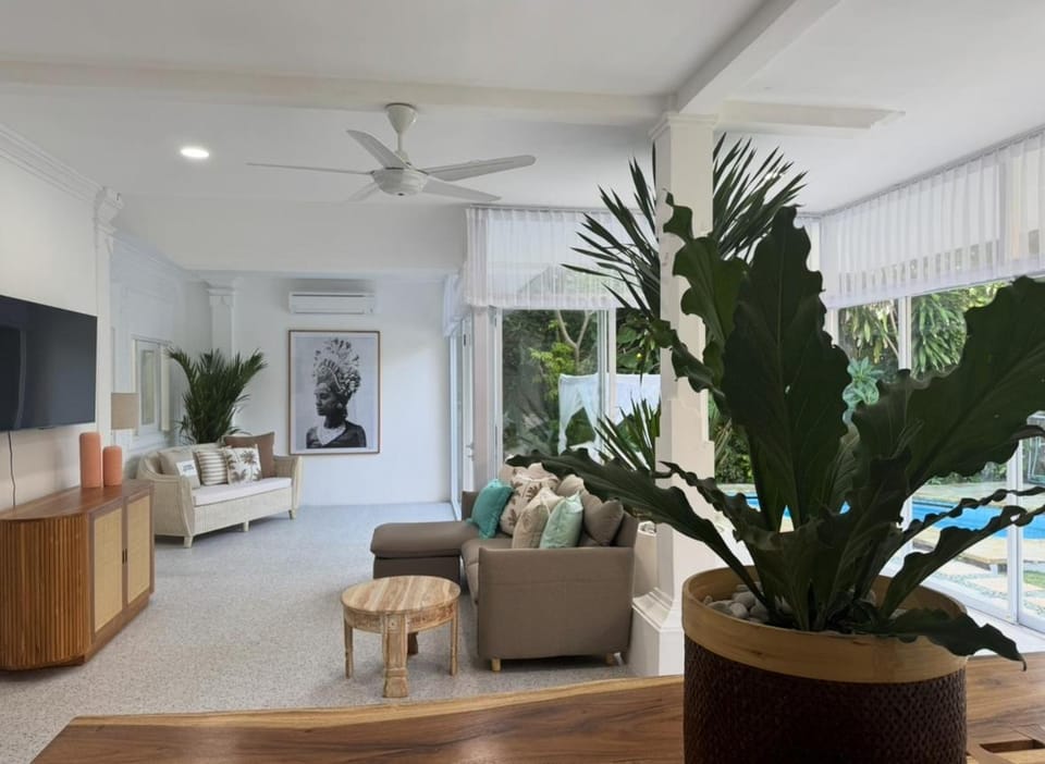 Communal lounge/ TV room, TV and multimedia, Living room, Seating area, Evening entertainment
