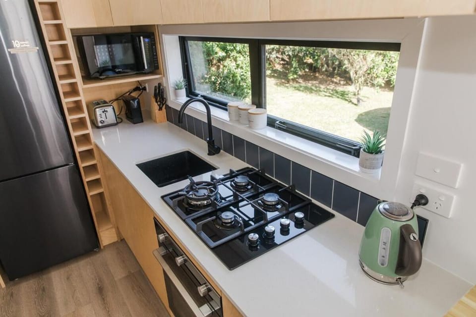 Coffee/tea facilities, Kitchen or kitchenette, oven, stove, toaster