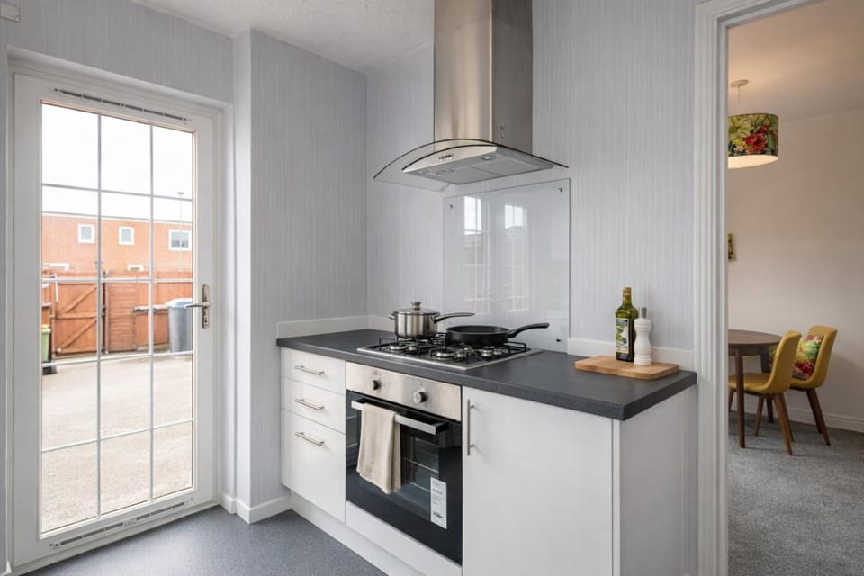 Kitchen or kitchenette, dishwasher, stove