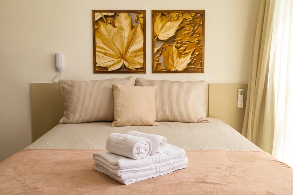 Bed, Decorative detail, towels