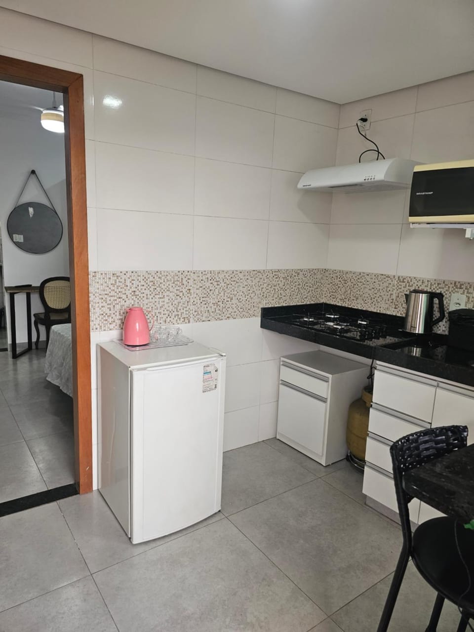 Kitchen or kitchenette, Dining area, microwave, minibar, stove