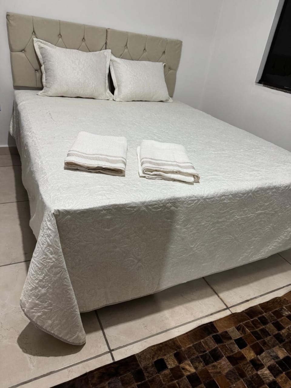 Bed, towels