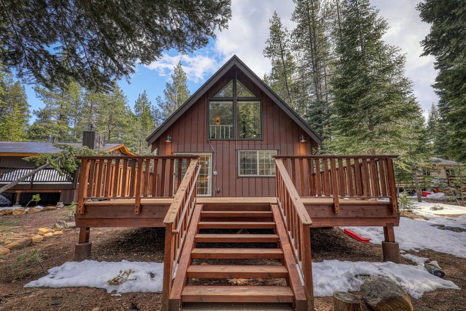 Donner Gem by Tahoe Getaways - 2BR w Hot Tub, HOA & Pet Friendly House in Truckee