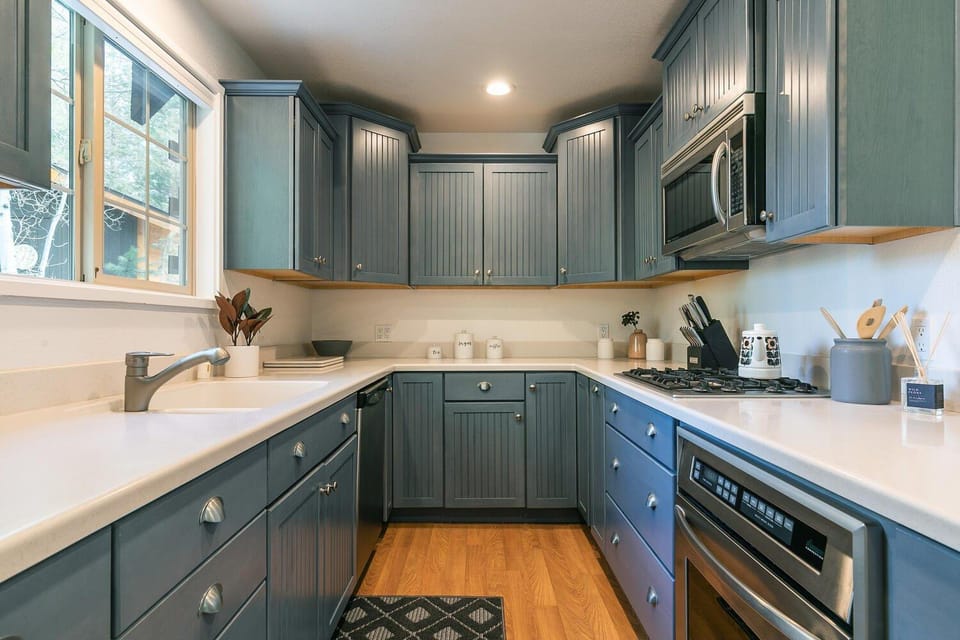 Donner Gem by Tahoe Getaways - 2BR w Hot Tub, HOA & Pet Friendly House in Truckee