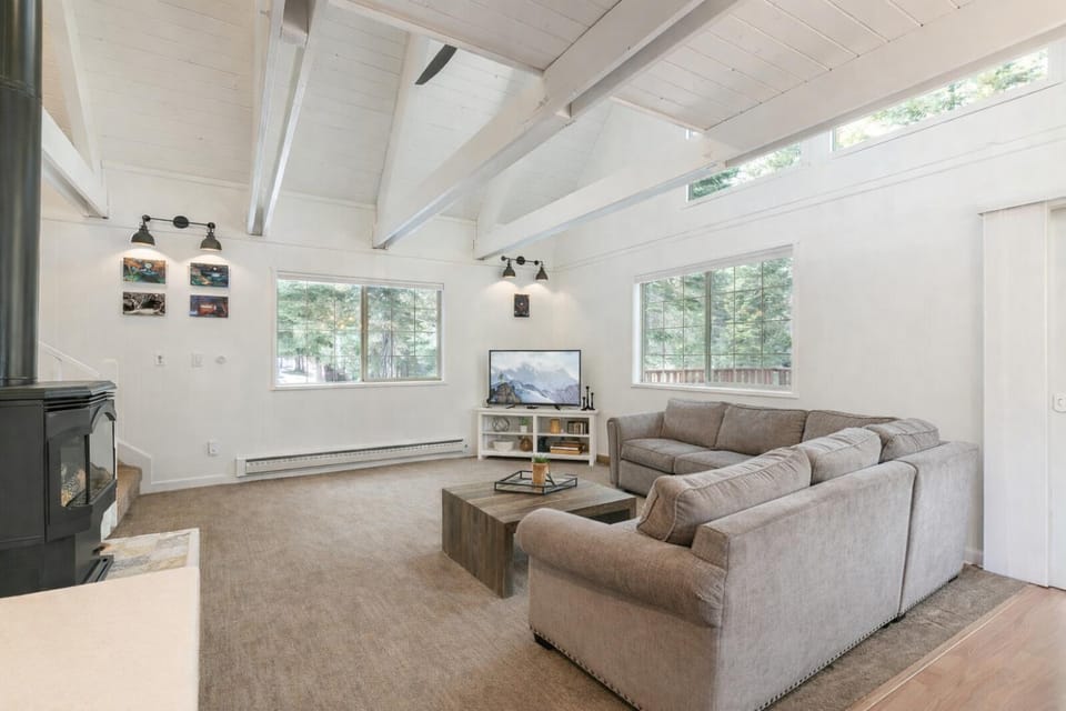 Donner Gem by Tahoe Getaways - 2BR w Hot Tub, HOA & Pet Friendly House in Truckee