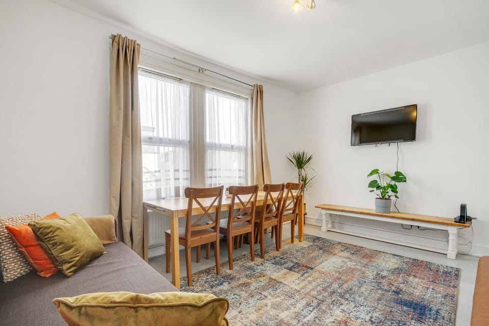 Communal lounge/ TV room, TV and multimedia, Living room, Dining area