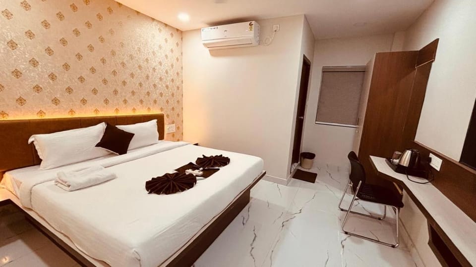 Bed, TV and multimedia, Photo of the whole room, Seating area, Bedroom, towels, air conditioner