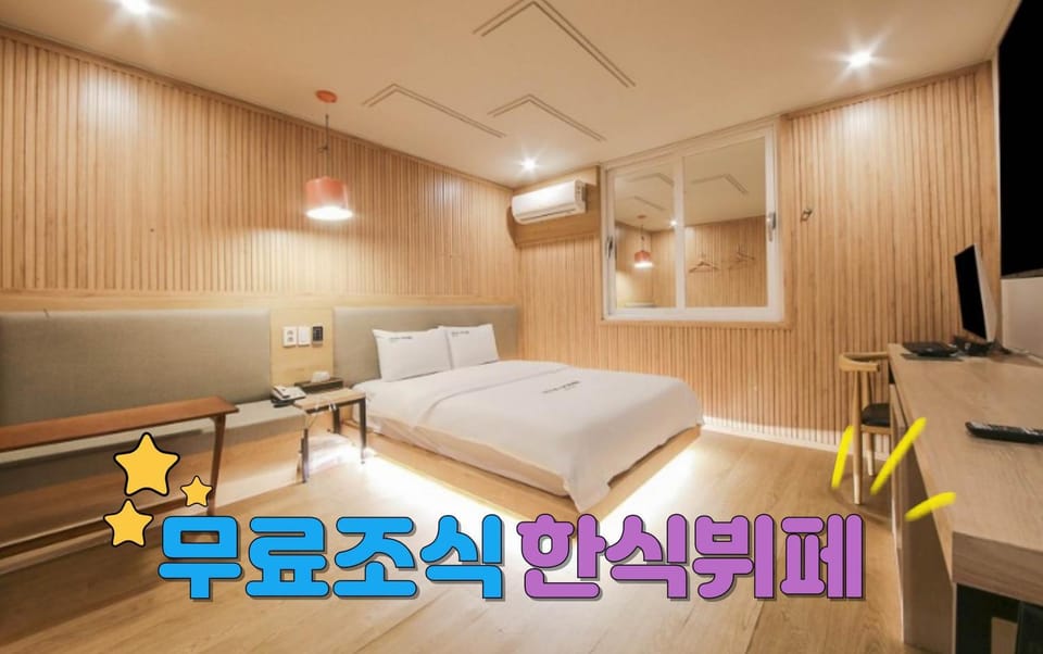 TV and multimedia, Photo of the whole room, Bedroom, Text overlay, air conditioner