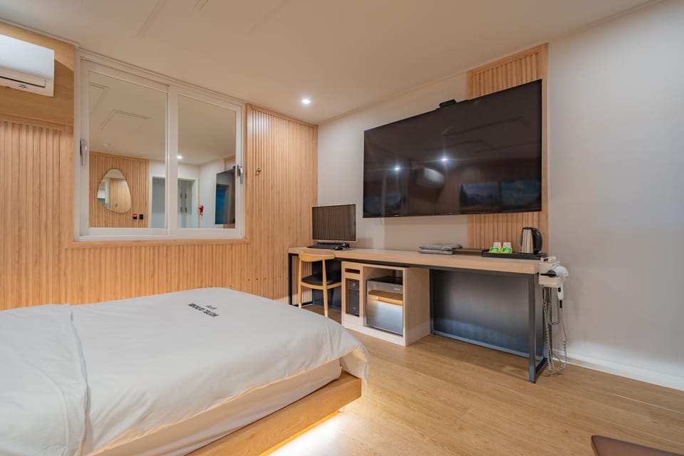 Bed, TV and multimedia, Bedroom, air conditioner
