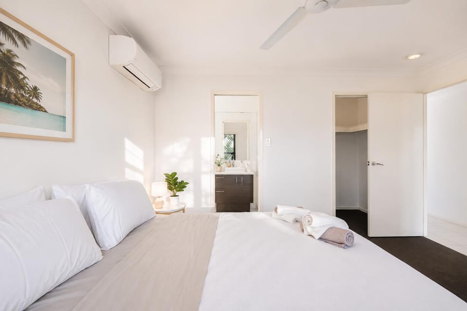 Bathroom, Photo of the whole room, Bedroom, air conditioner