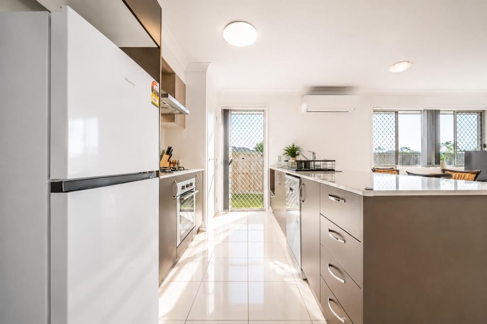 Patio, Kitchen or kitchenette, Dining area, dishwasher, oven, air conditioner