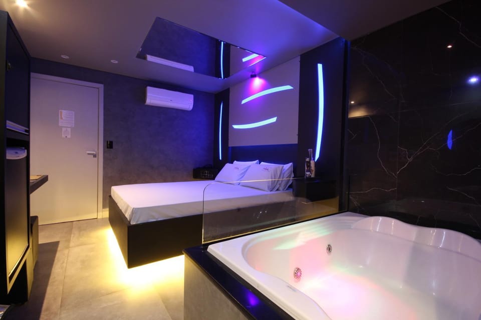 Bed, Bathroom, Bedroom, air conditioner