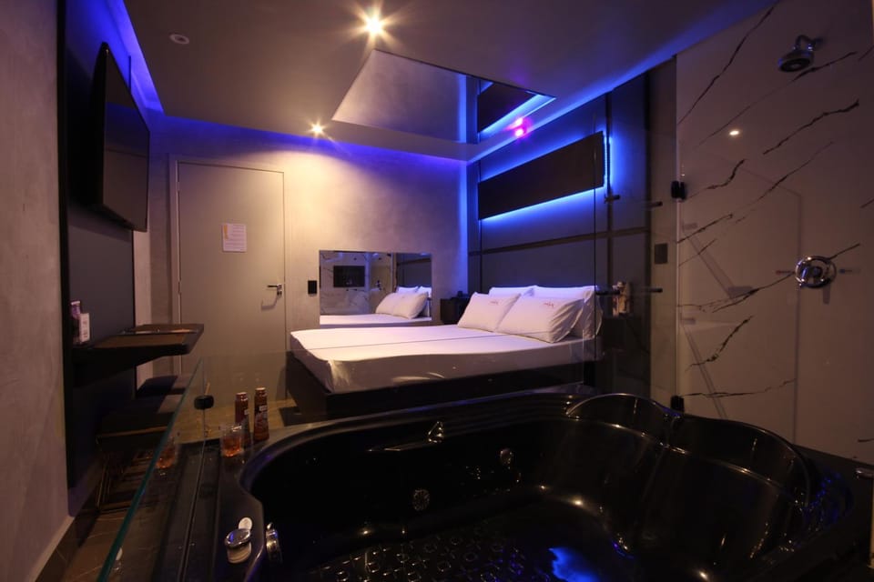 Shower, Bed, Hot Tub, TV and multimedia, Photo of the whole room, Evening entertainment, Bedroom, Entertainment, air conditioner
