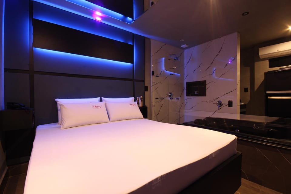 Shower, Bed, Hot Tub, Photo of the whole room, Bedroom
