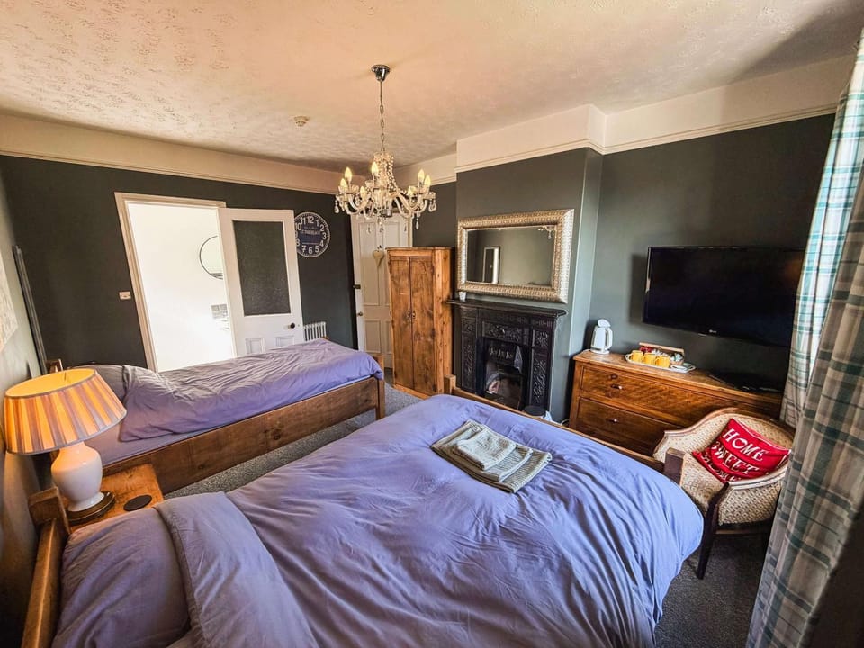 Bed, TV and multimedia, Photo of the whole room, Bedroom, wardrobe
