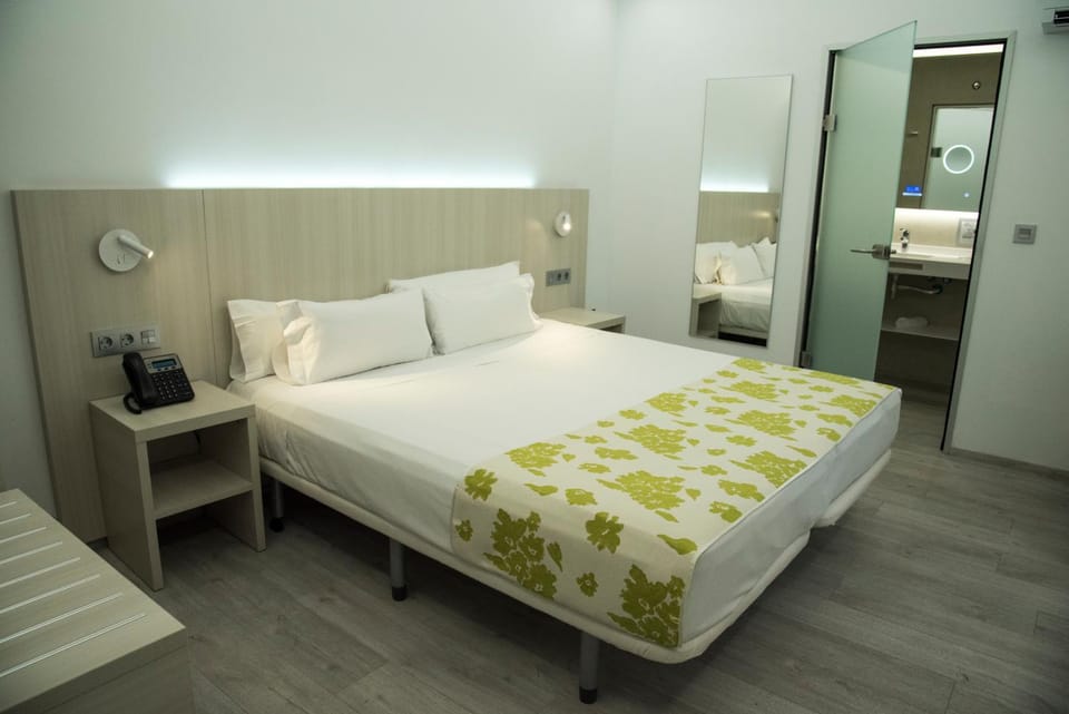 Bed, Bathroom, Photo of the whole room, Beach, Bedroom, children