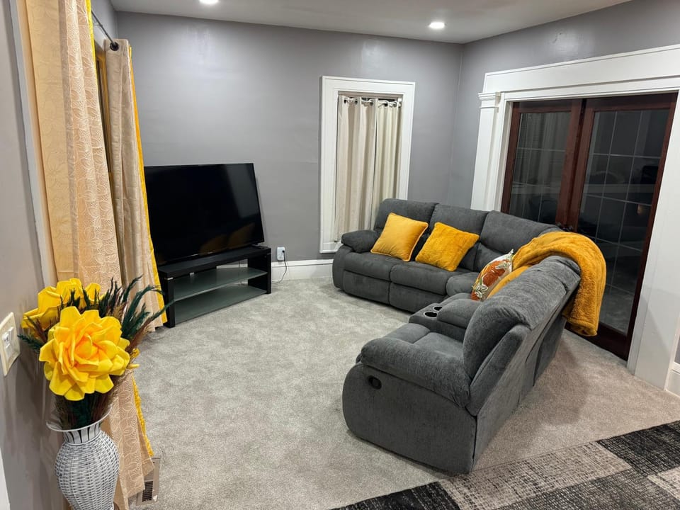 Communal lounge/ TV room, TV and multimedia, Living room, Seating area, Evening entertainment