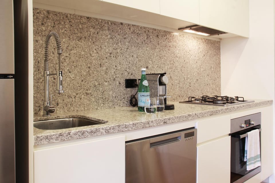 Coffee/tea facilities, Kitchen or kitchenette, dishwasher, oven, stove