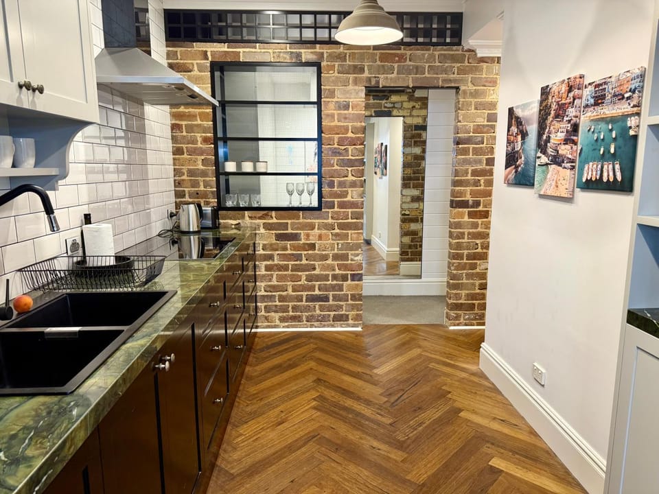 Cronulla Beach Escape - Walk To Beach - Parking Apartment in Sydney