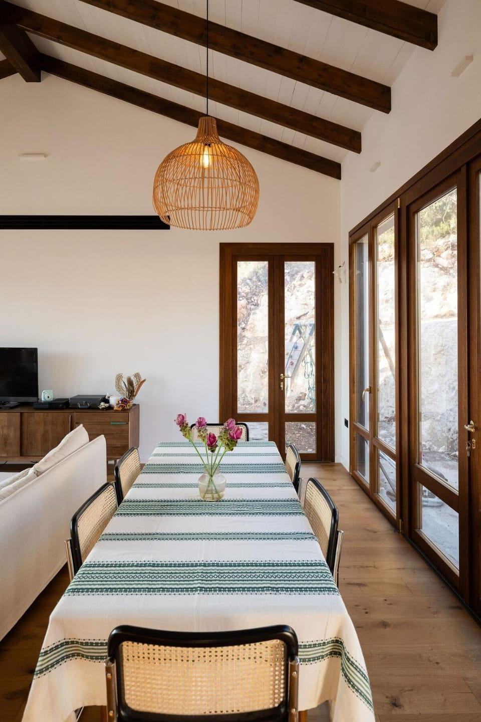 TV and multimedia, Seating area, Dining area