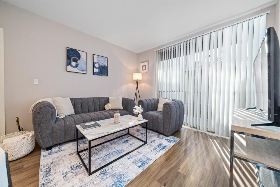 Location Walk to the beach Chic Condo! Apartment in Santa Monica