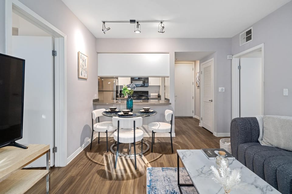Location Walk to the beach Chic Condo! Apartment in Santa Monica