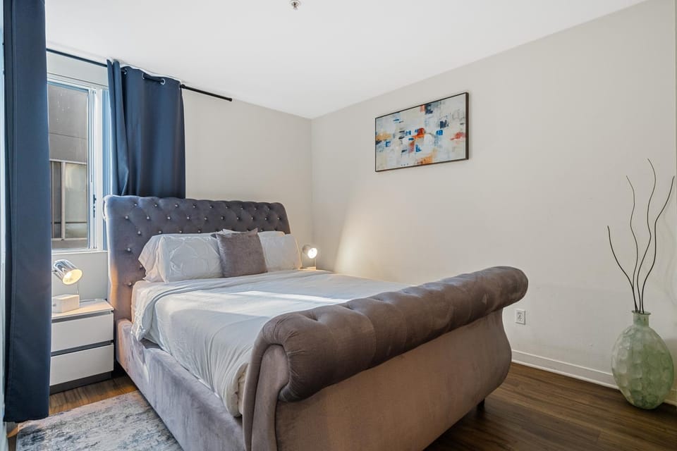 Location Walk to the beach Chic Condo! Apartment in Santa Monica