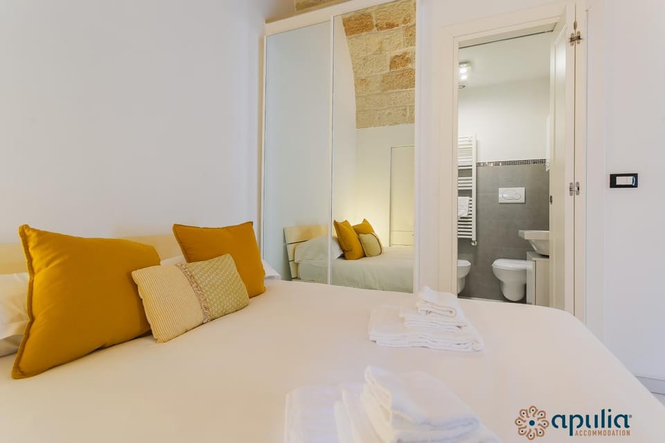 Bed, Bathroom, Photo of the whole room, towels
