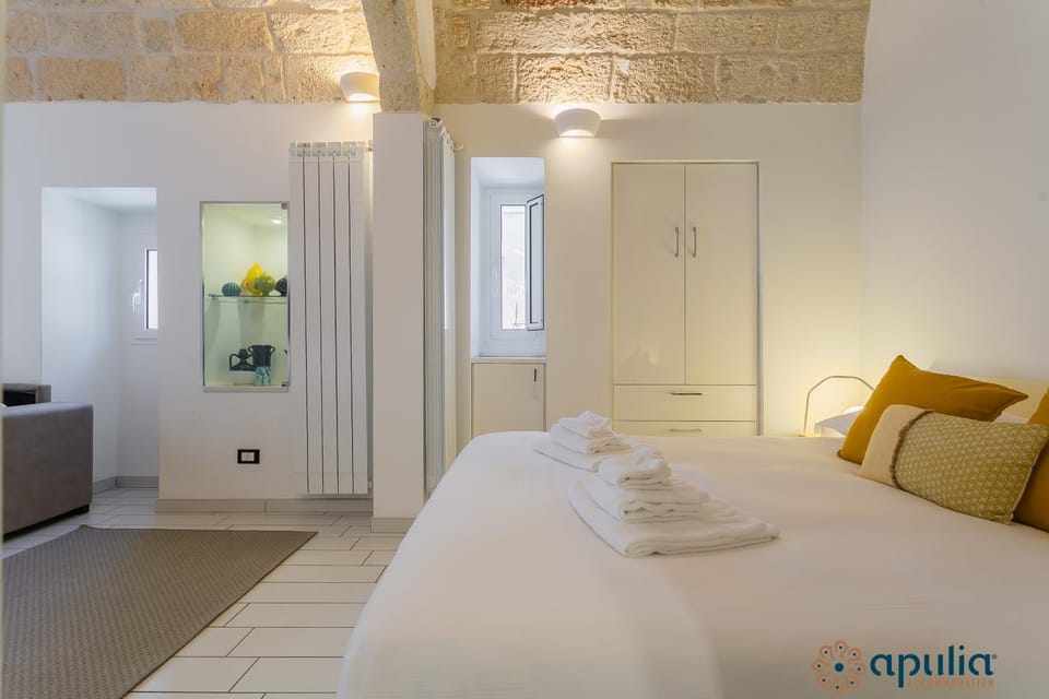 Bed, Photo of the whole room, towels