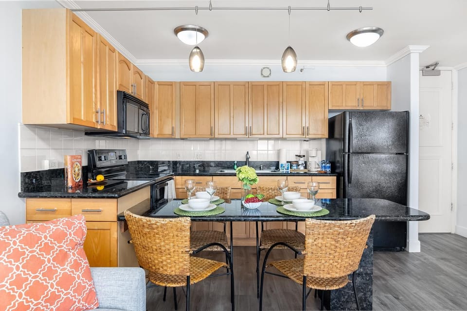 Kitchen or kitchenette, Dining area
