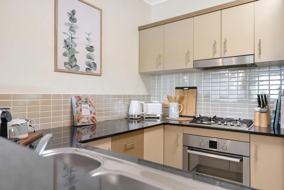 Coffee/tea facilities, Kitchen or kitchenette, dishwasher, oven, stove, toaster