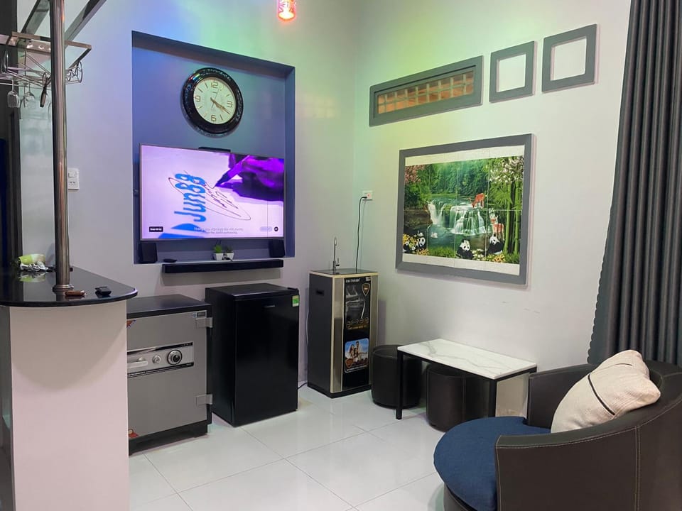 Communal lounge/ TV room, TV and multimedia, Living room, Seating area, Evening entertainment, minibar