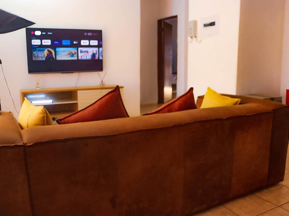 TV and multimedia, Living room, Seating area, Evening entertainment